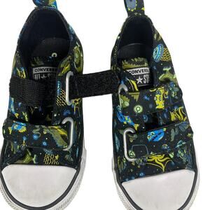 Kids size 7 converse chuck